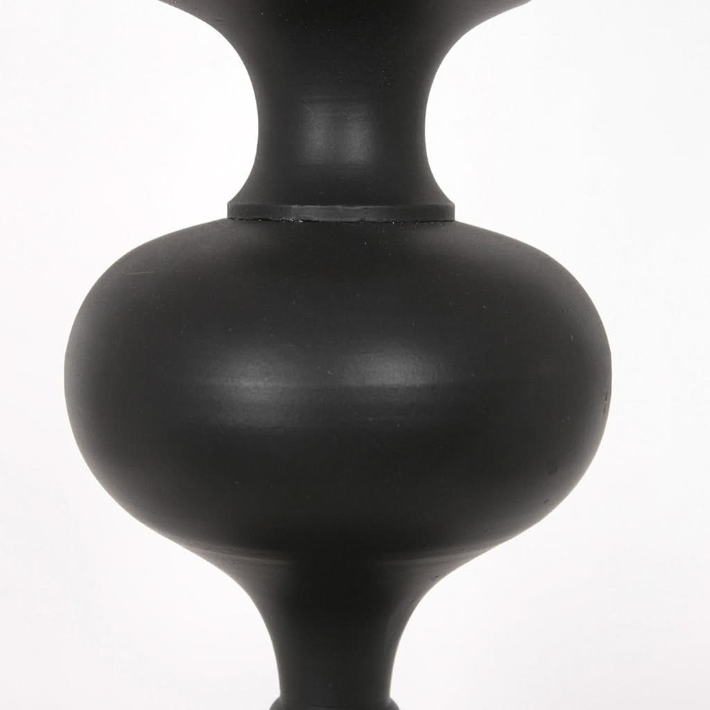 Zoom sur la panse sphérique noire satinée et son reflet lumineux