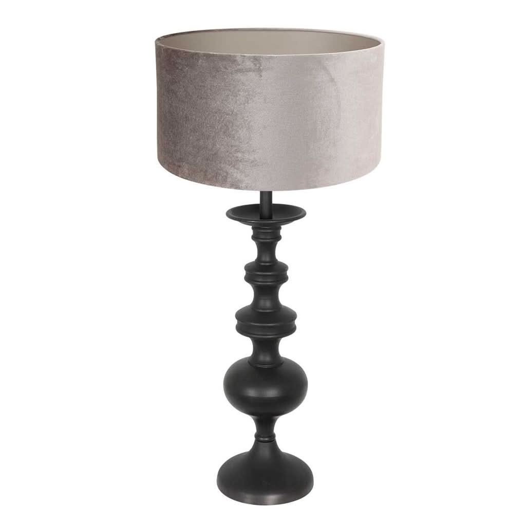 Même lampe de table élégante présentée entière sur fond blanc, abat-jour argenté