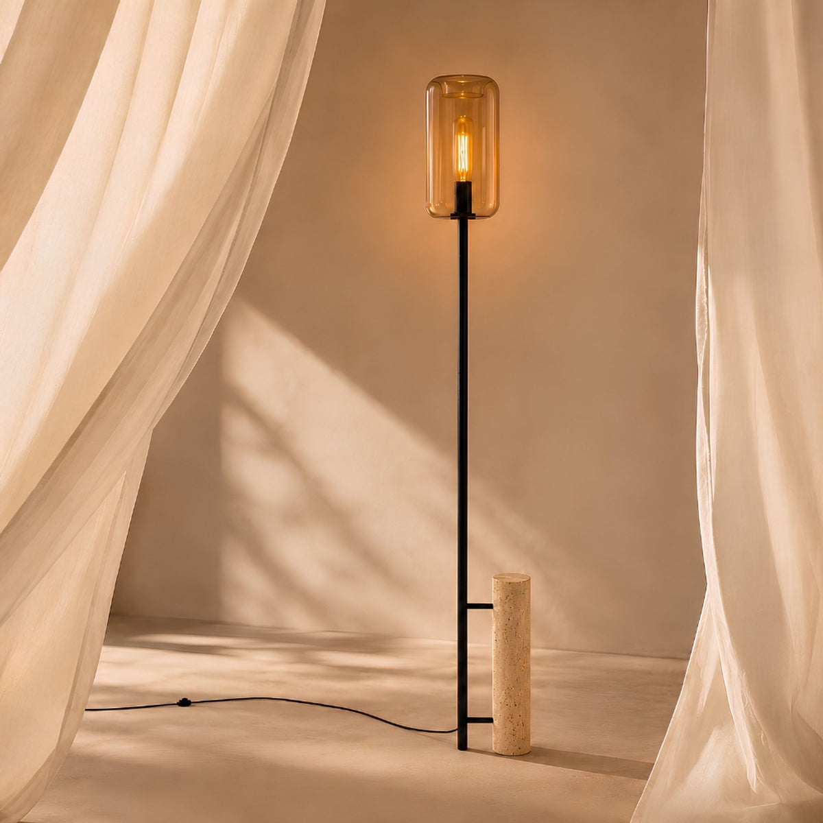 Vue de face du lampadaire entre deux rideaux, abat-jour en verre ambré