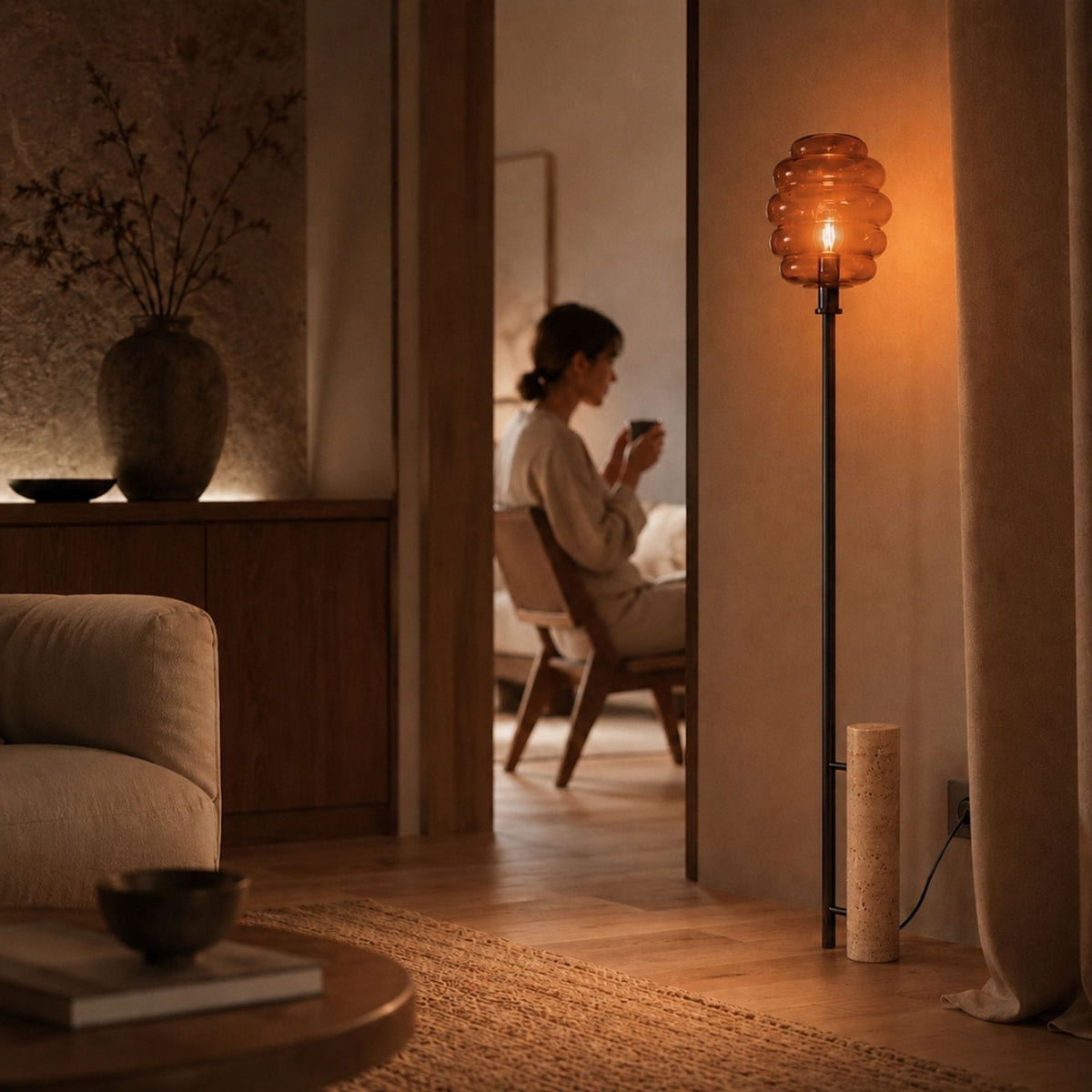 Vue du lampadaire devant une ouverture, personne assise dans la pièce voisine
