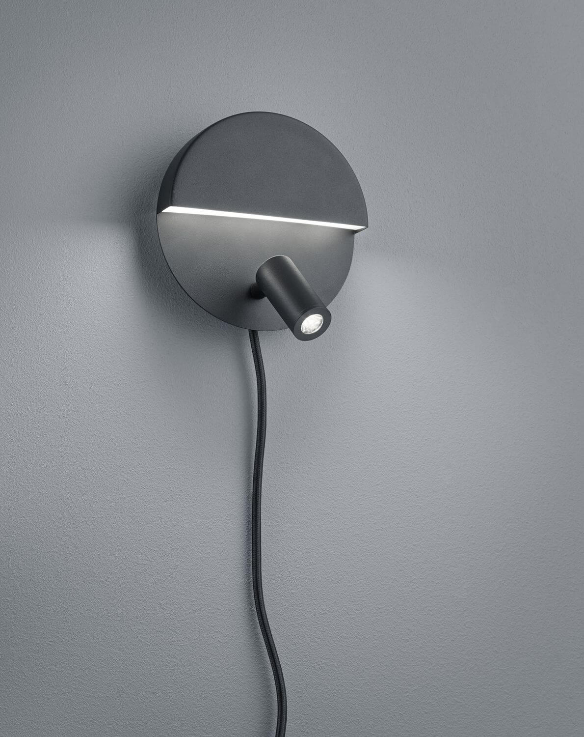 Vue de trois quarts sur mur gris avec câble d'alimentation noir apparent