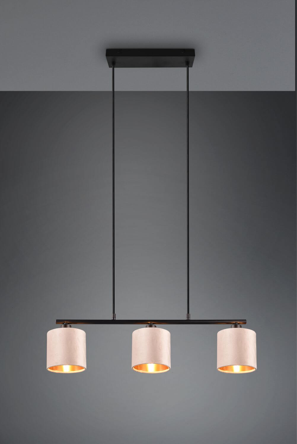 Suspension éclairée sur fond gris, mettant en valeur la lumière chaude sous les abat-jours.