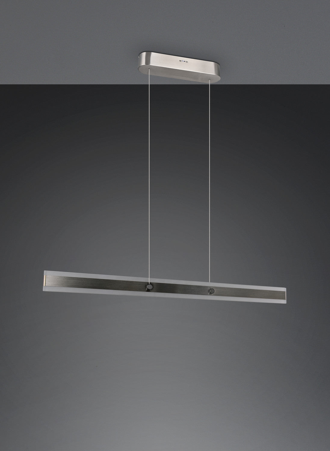 Mise en ambiance du luminaire suspendu sous plafond devant un mur gris foncé
