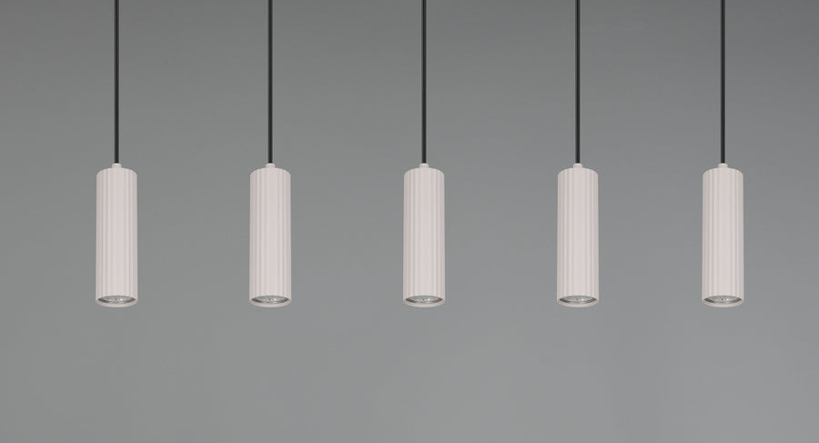 Les cinq abat-jours cylindriques blancs cannelés suspendus devant un fond gris uni