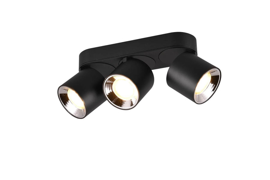Produit de face sur fond blanc, plafonnier noir mat trois projecteurs orientables allumés.