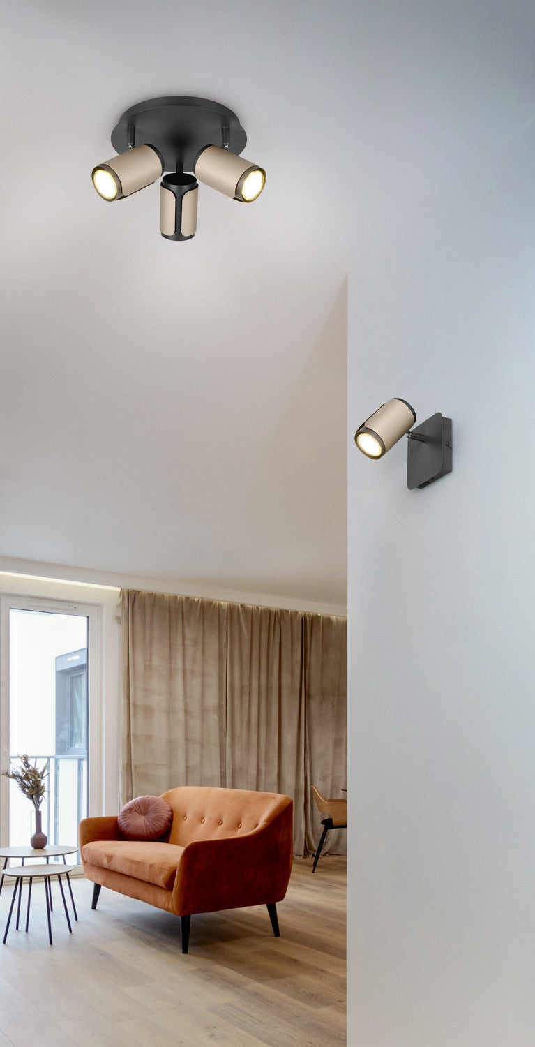 Mise en ambiance salon avec spot plafond orientable et spot mural identique sur mur blanc.