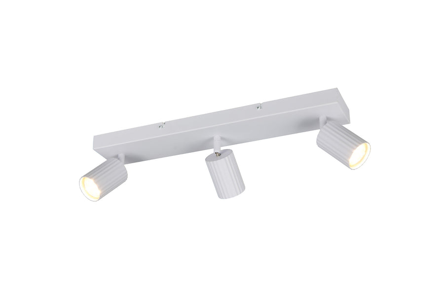 Vue rapprochée du spot plafond blanc avec trois têtes cylindriques orientables allumées