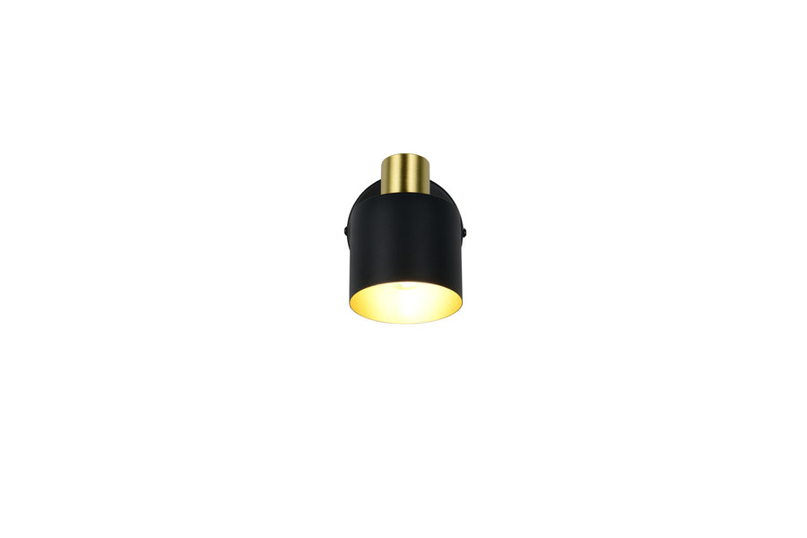 Gros plan sur la tête cylindrique noire et dorée, lumière chaude allumée.