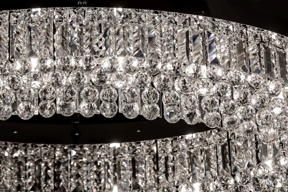 Gros plan sur les rangées de boules de cristal et les prismes verticaux du bandeau.