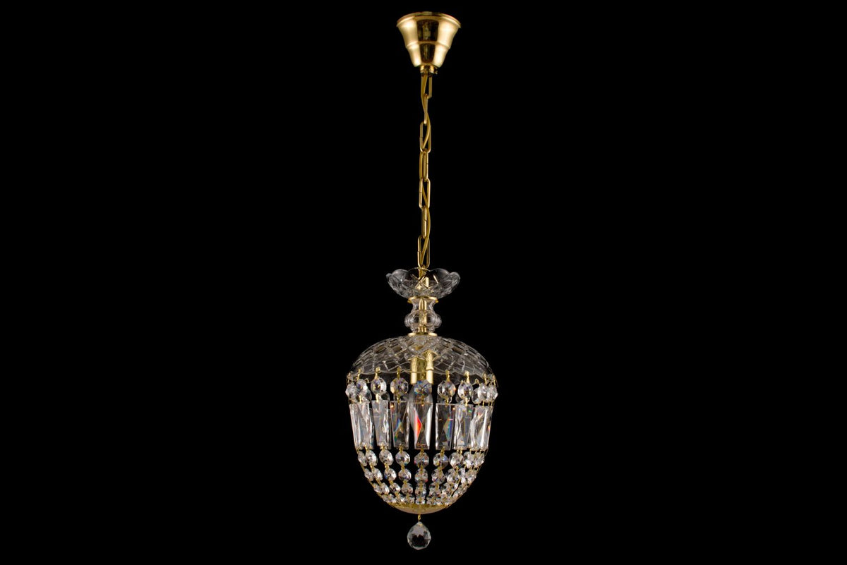 Vue d'ensemble de la suspension dorée, chaîne et fixation plafond jusqu'au pendentif inférieur