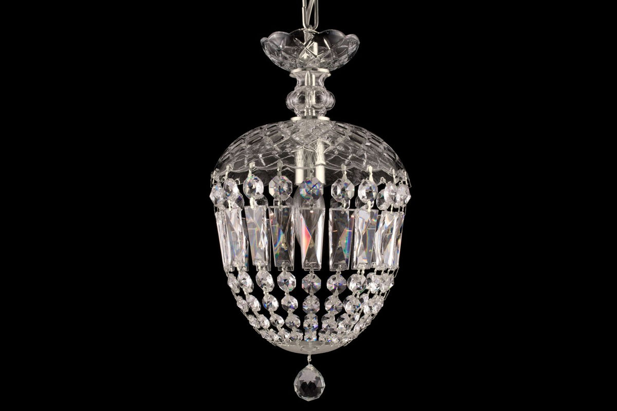 Version finition nickelée du luminaire, vue frontale montrant les prismes de cristal taillés