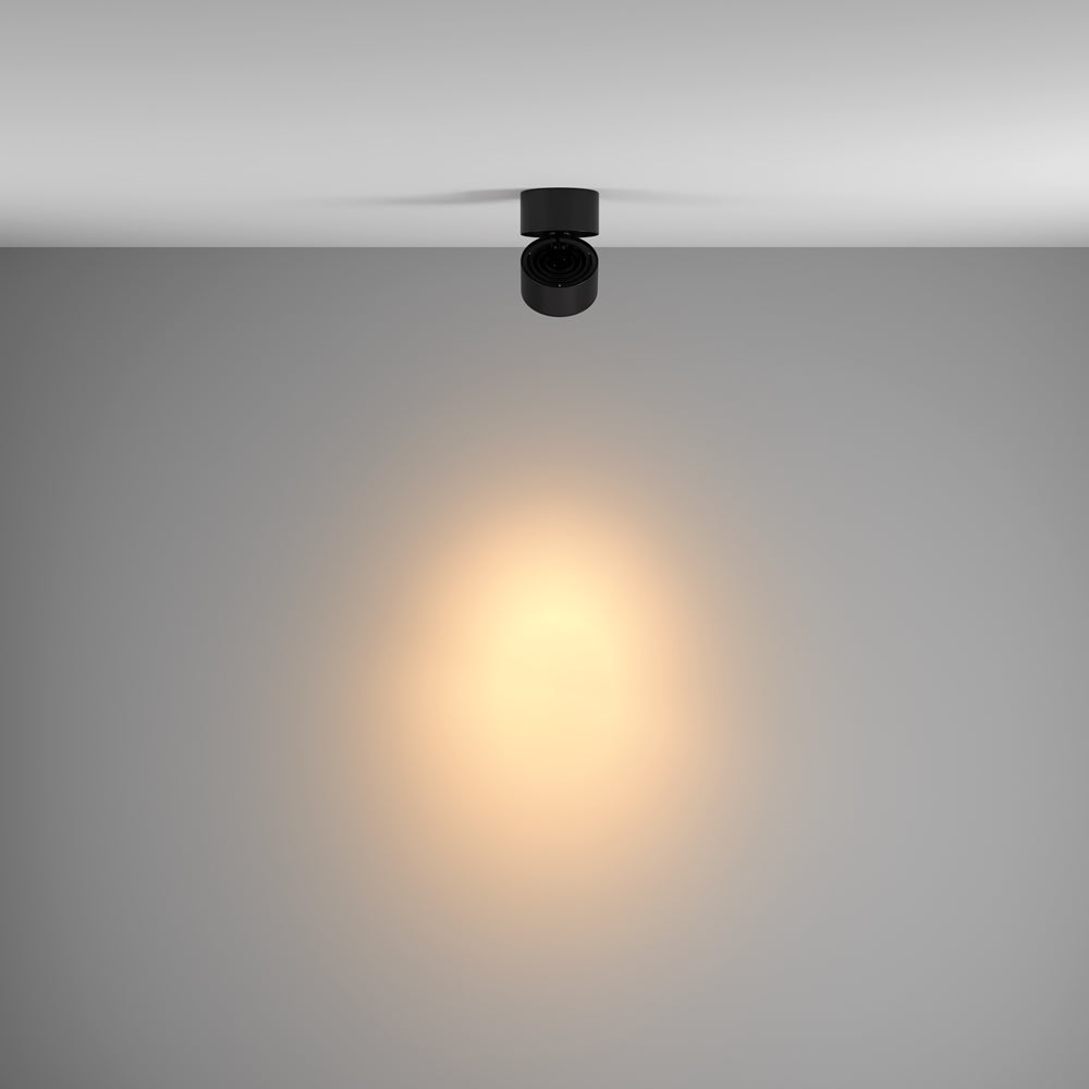 Mise en ambiance : halo de lumière chaude projeté sur un mur gris