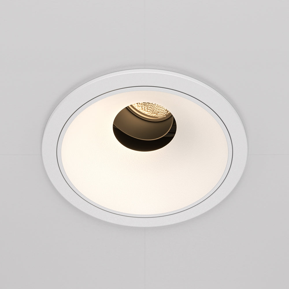 Autre vue frontale du luminaire montrant la collerette blanche circulaire