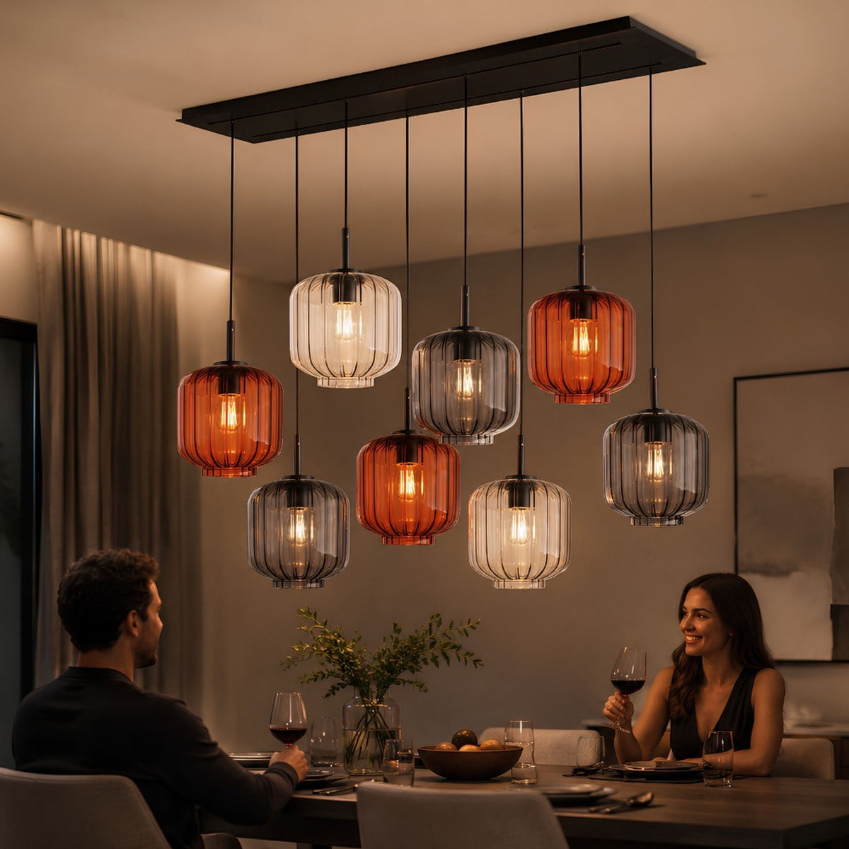 Mise en ambiance du luminaire éclairé au-dessus d'un couple attablé le soir