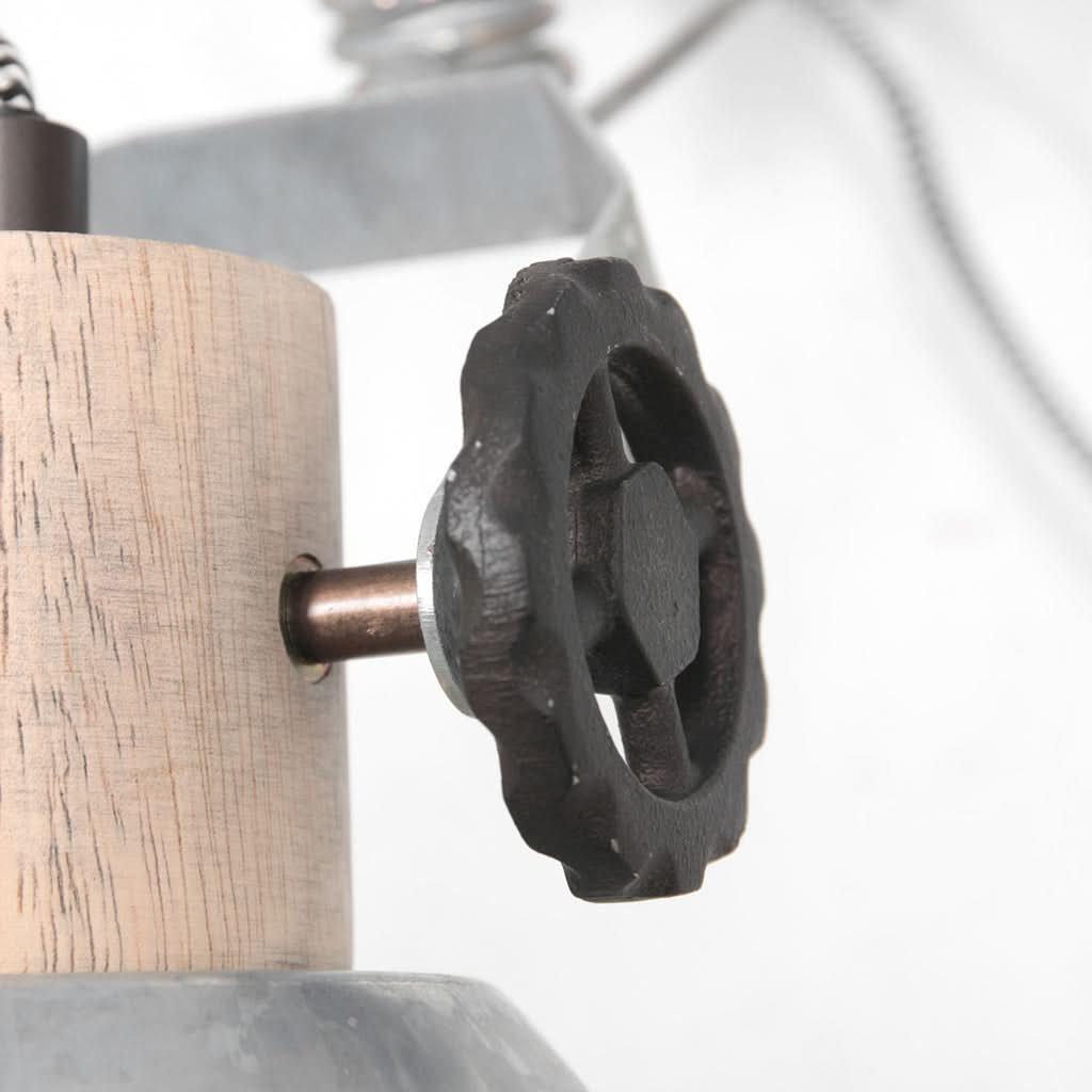 Détail du bouton molette noire en métal fixé sur le cylindre en bois clair