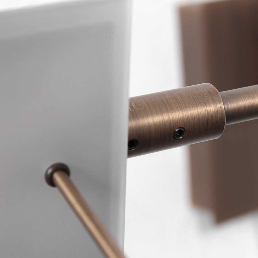 Détail de l'articulation orientable du bras en bronze de l'applique Retina