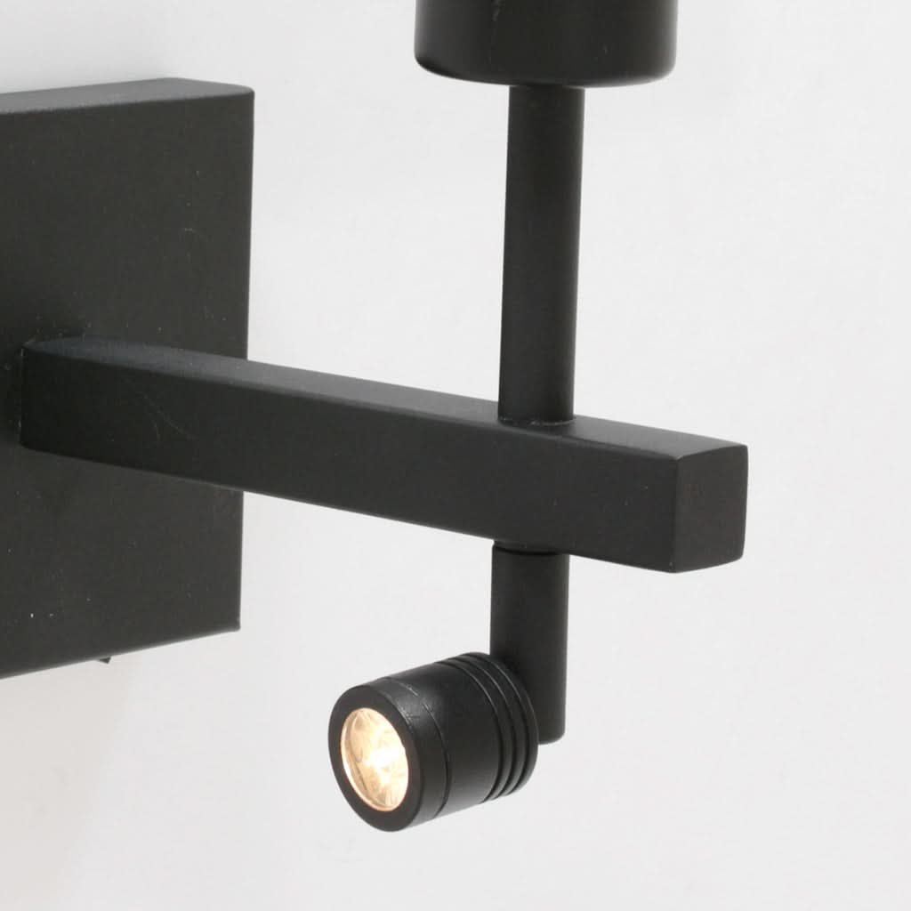 Gros plan sur le bras noir et le spot LED orientable de l'applique murale