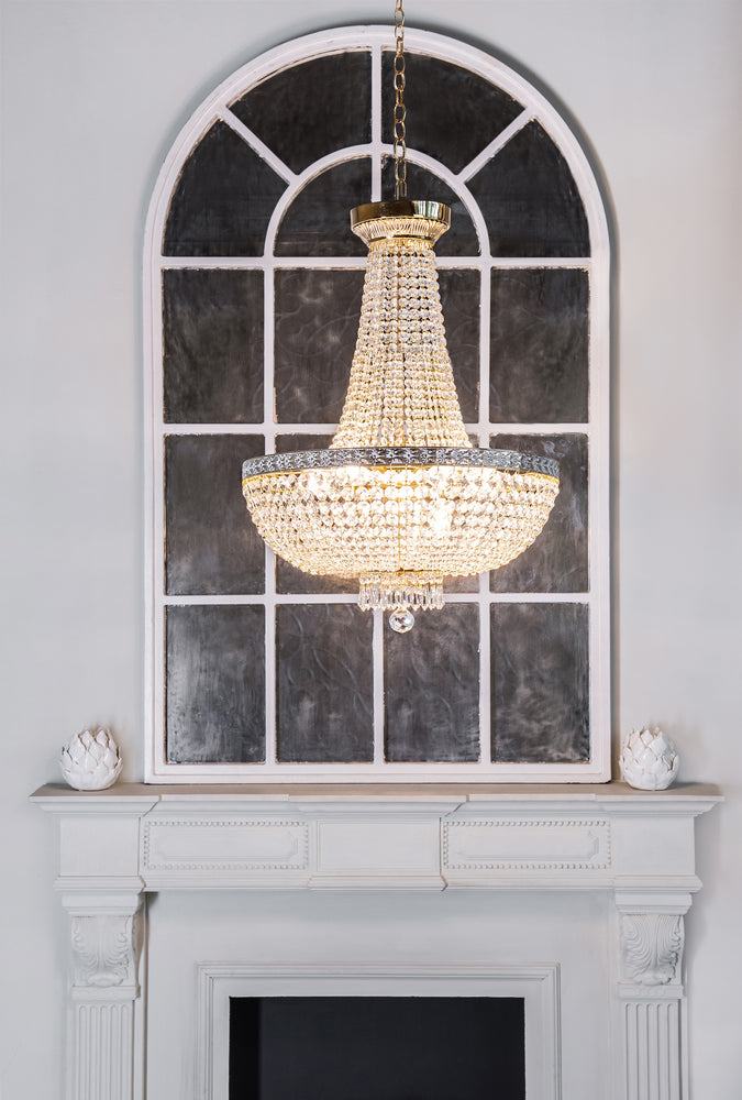 Mise en ambiance du lustre allumé au-dessus d'une cheminée blanche