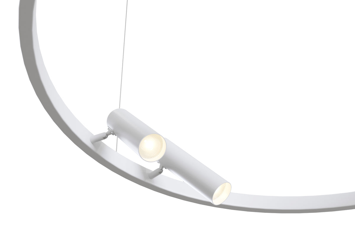Détail rapproché d'un projecteur cylindrique blanc fixé sur l'anneau par rotule