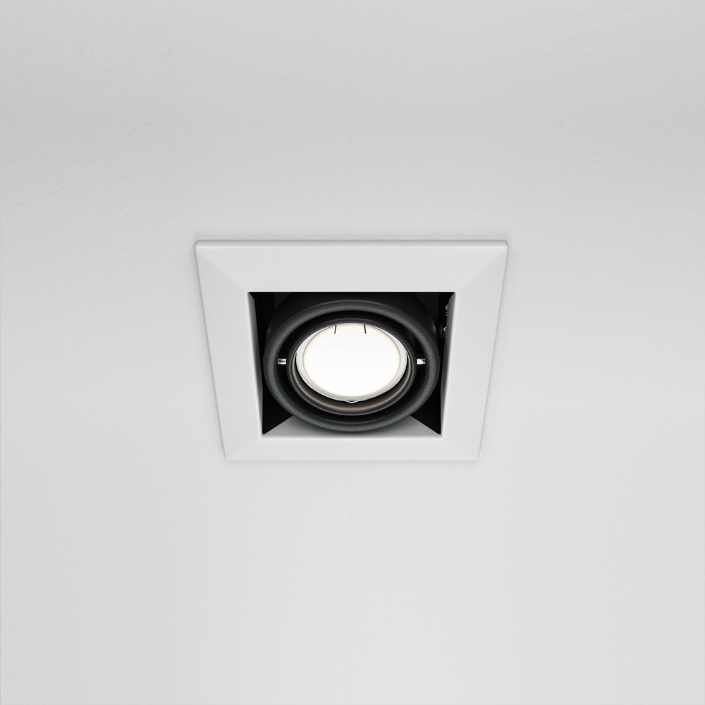 Vue de face du spot orientable encastré avec cadre carré blanc