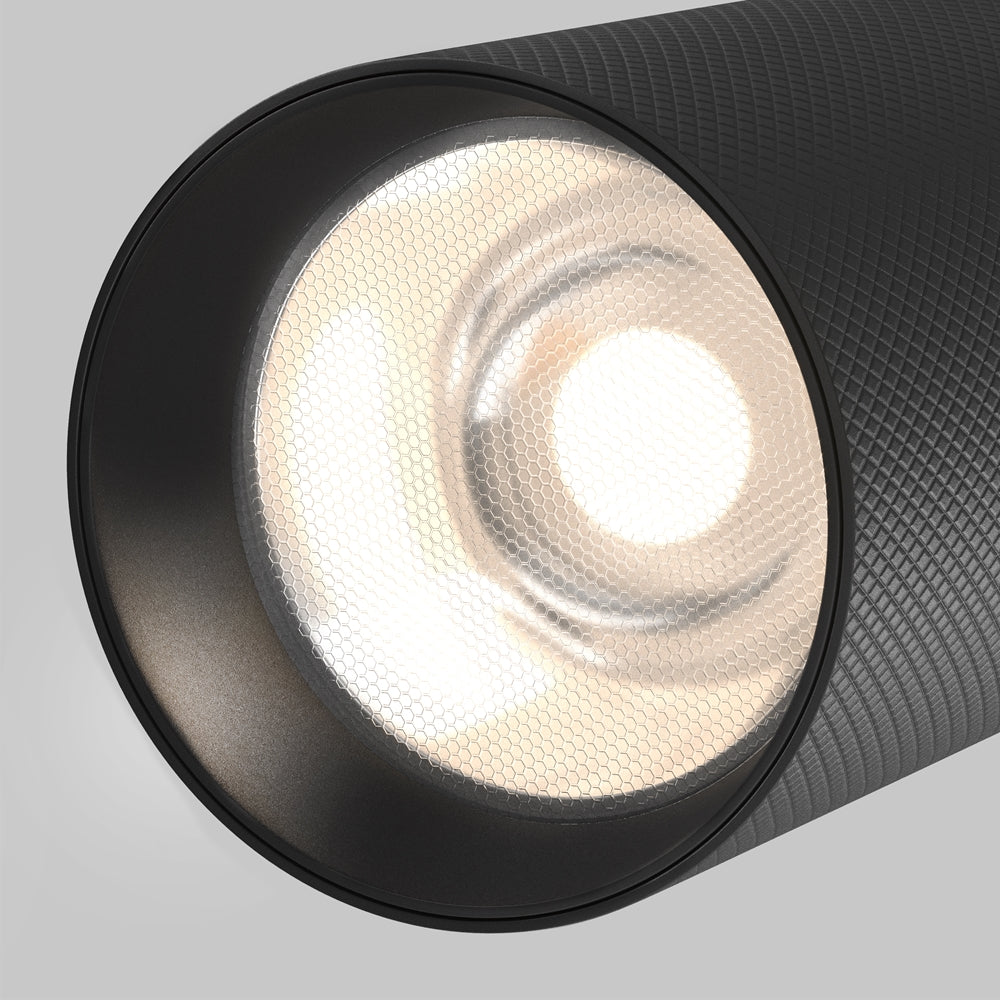 Gros plan sur la lentille striée et la grille alvéolaire du projecteur