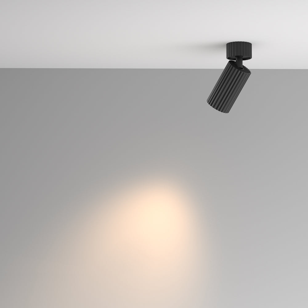 Mise en ambiance : le spot projette un halo de lumière chaude sur un mur