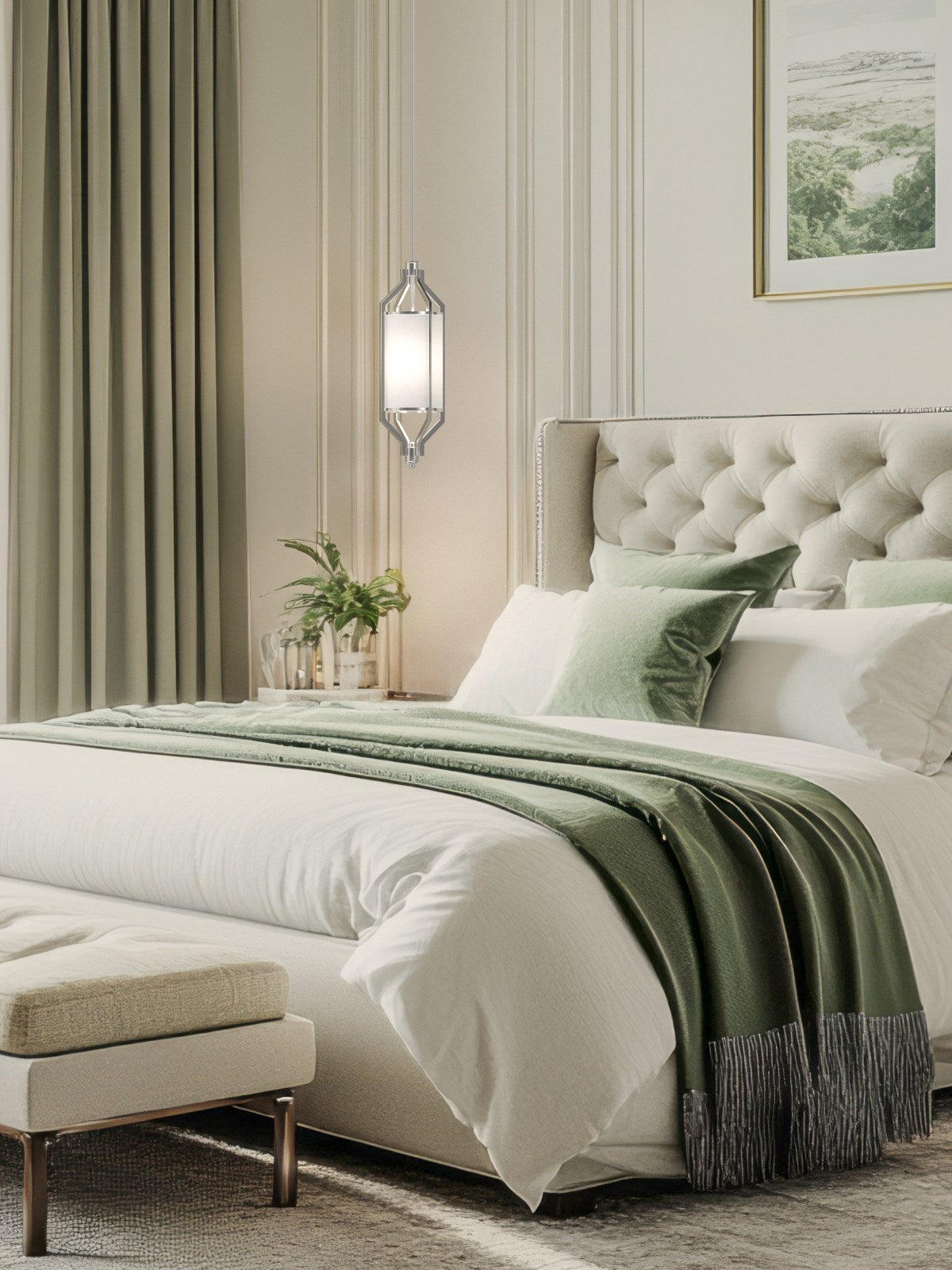 Mise en ambiance chambre : suspension allumée près du lit, linge vert sauge et chevet.