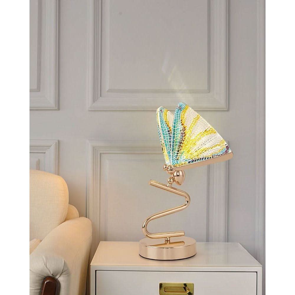 Mise en ambiance sur une commode blanche devant une boiserie murale grise